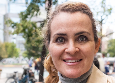 María L.
